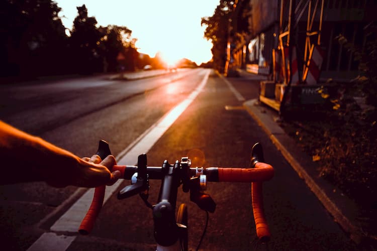 ciclistas en carretera