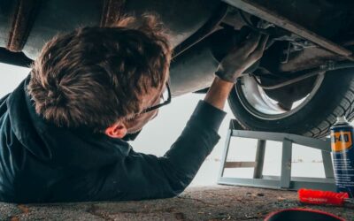 ¿Qué elementos debo revisar para el mantenimiento del coche?