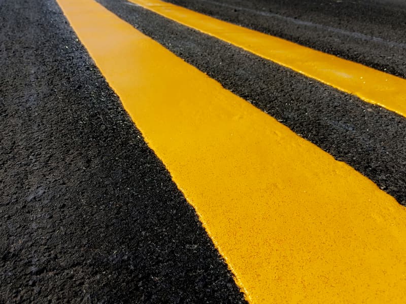 lineas amarillas en carretera