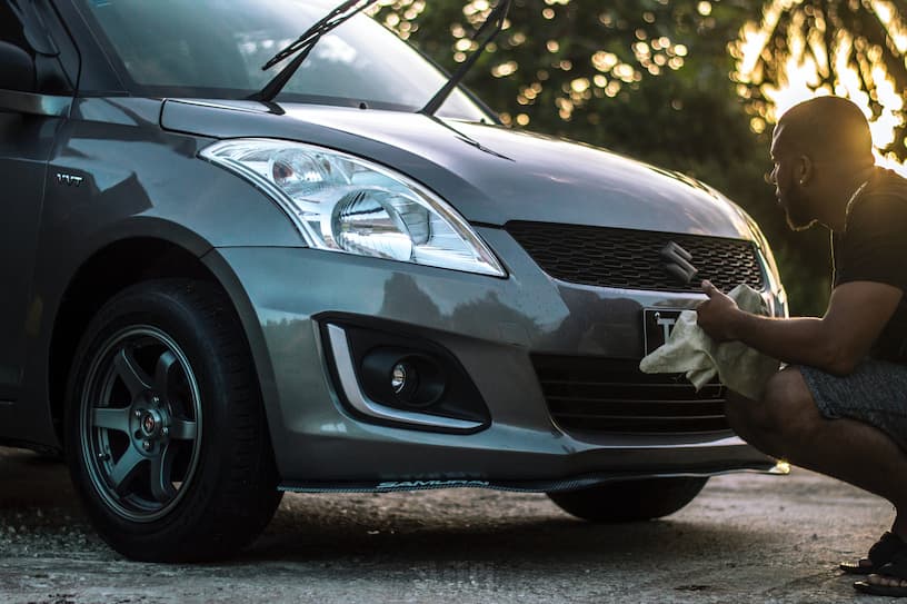 Cómo cambiar los escobillas del limpiaparabrisas del coche y cómo rellenar  su depósito