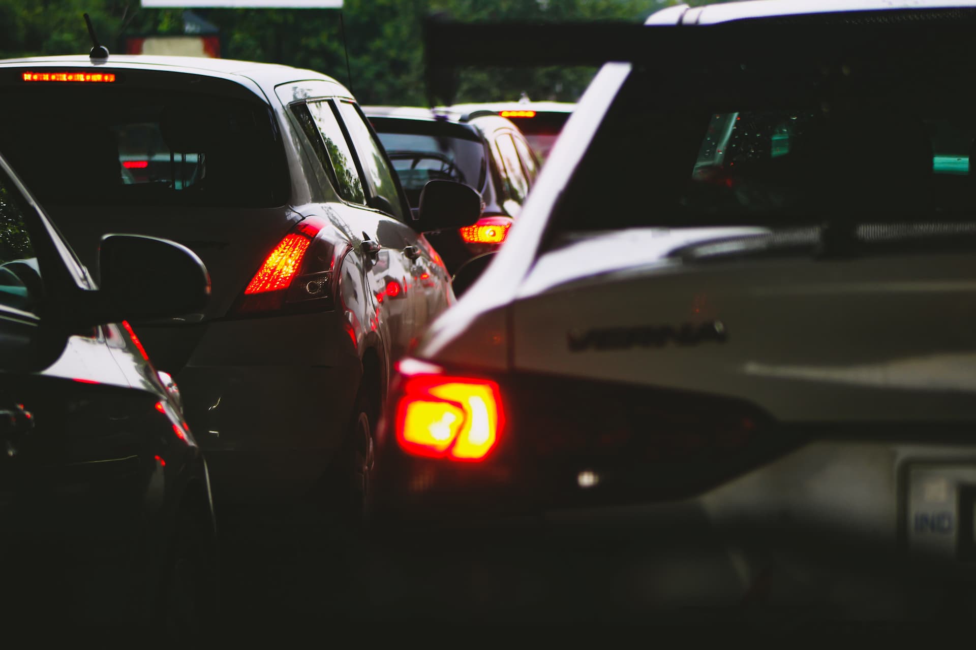 Cuándo es obligatorio utilizar la luz de emergencia del coche